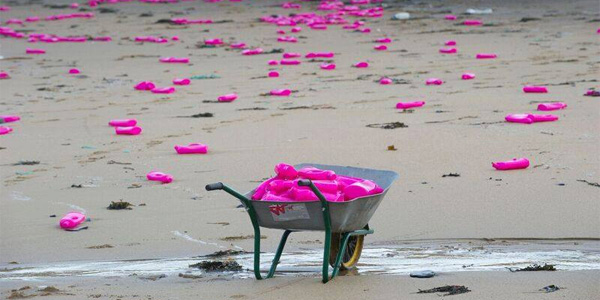Angleterre : une plage envahie de bidons de lessive