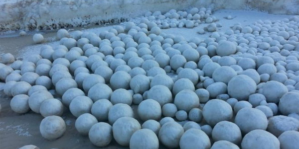 L'étonnante invasion de boules de glace sur une plage russe