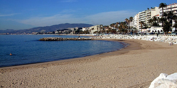 Ré-ensablement : la plage de Cannes va doubler sa taille