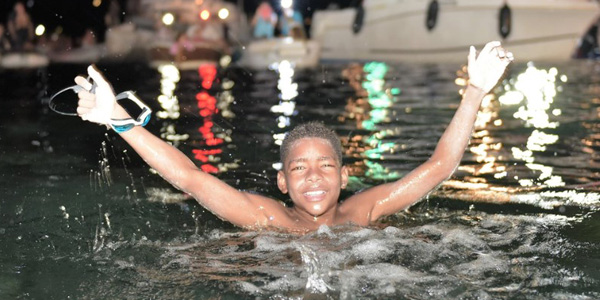 A 12 ans, ce garçon parcourt 40 km à la nage en pleine mer