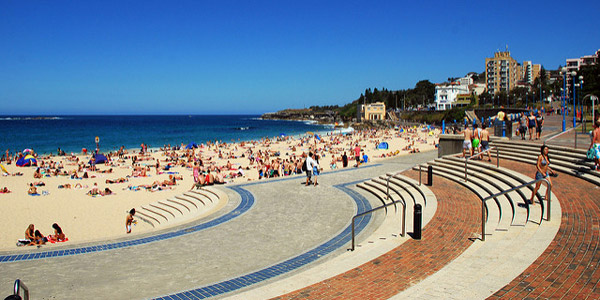 Noël alcoolisé : une plage souillée en Australie