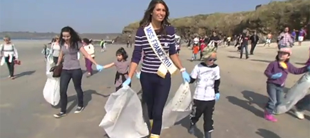 Miss France nettoie la plage