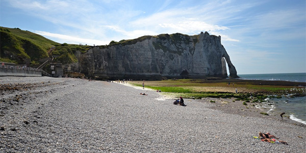 Les plages normandes spoliées de leurs galets par les touristes