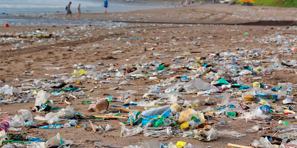 Corée : un maire salit sa plage pour pouvoir la nettoyer