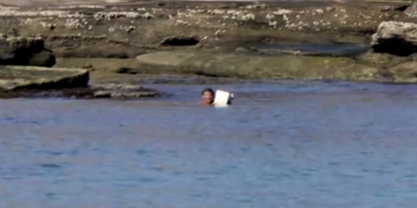 Une équipe de télé découvre un homme échoué sur une plage