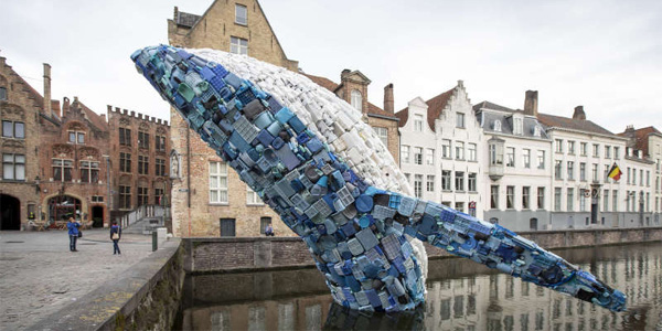 Une baleine de plastique pour alerter sur le sort des océans