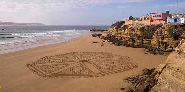 Un artiste français s'exprime sur les plages marocaines