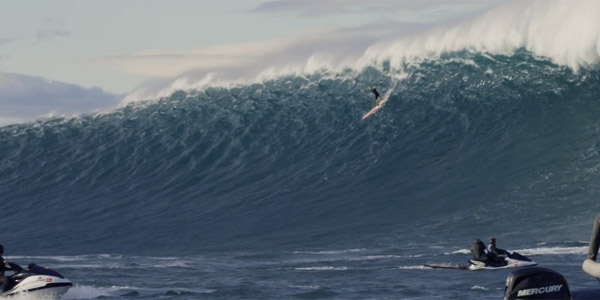 Des surfeurs affrontent une vague géante en Atlantique