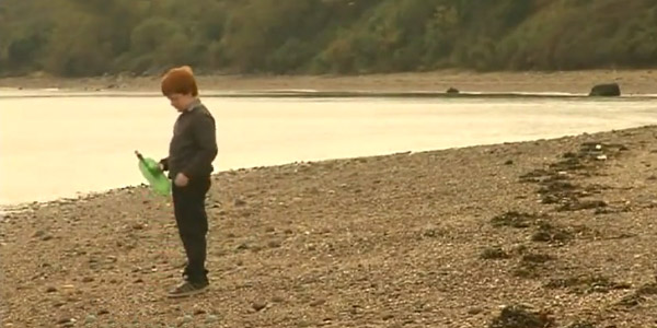 Un petit irlandais trouve une bouteille à la mer