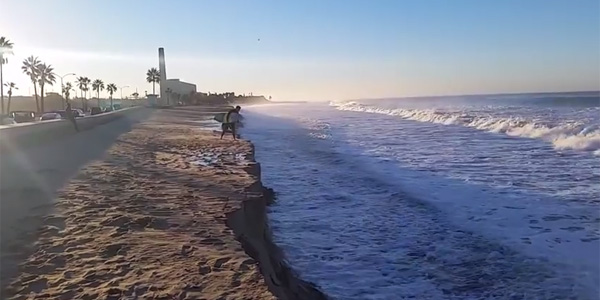 Une plage californienne emportée par les vagues