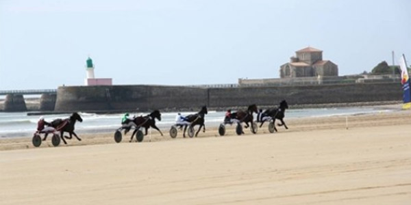 Une course de chevaux sur une plage vendéenne