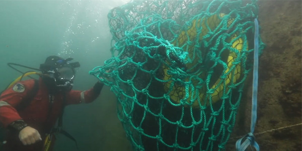 Un filet intelligent conçu pour attraper les déchets sous l'eau