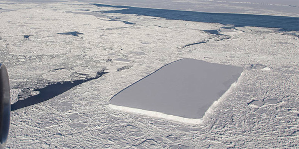 Un iceberg parfaitement rectangulaire dans l'Antarctique