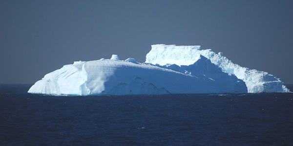 Un monumental iceberg tombe de l'Antarctique et part à la dérive