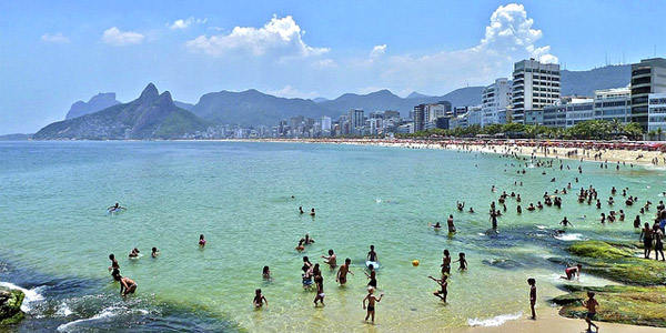 Un topless collectif à Rio pour fêter l'été