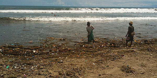 Une plage de Bali submergée de déchets