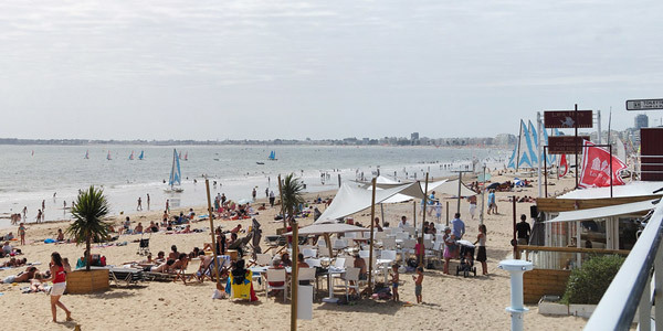 La ville de La Baule distribue des milliers de cendriers de plage