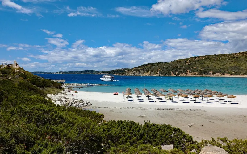 Lasse des touristes, la Sardaigne impose des quotas et interdit les serviettes