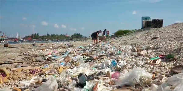 Une association dévoile les images chocs de la pollution plastique