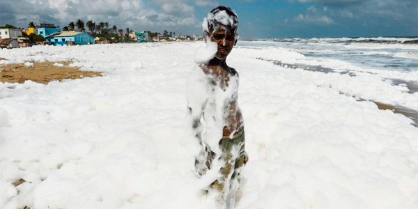 Inde : des plages envahies par une étrange mousse blanche