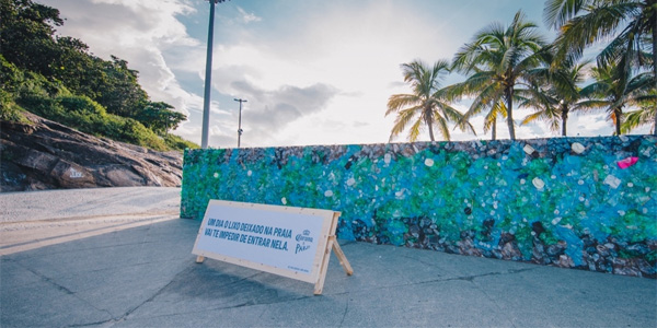 Un mur de déchets bloque l'accès à une plage de Rio