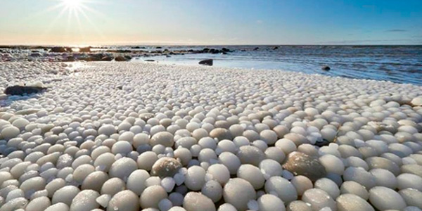 Des milliers d'œufs de glace sur une plage finlandaise