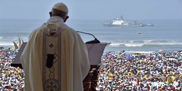 Le pape célèbre une messe sur une plage du Pérou