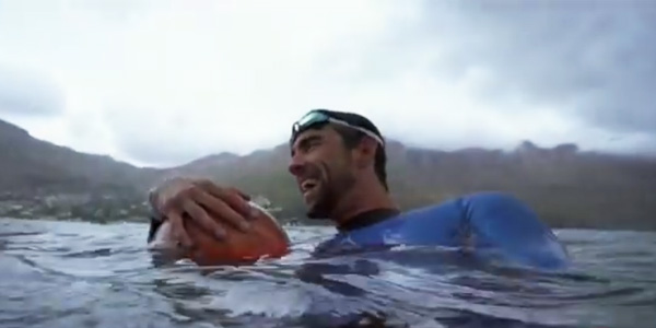 Le nageur Michael Phelps fait la course contre un requin