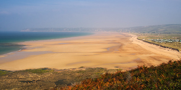 Des empreintes préhistoriques découvertes sur une plage normande