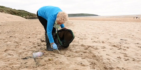 Une retraitée anglaise passe un an à nettoyer 52 plages