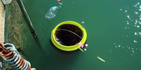 Une poubelle flottante contre la pollution marine