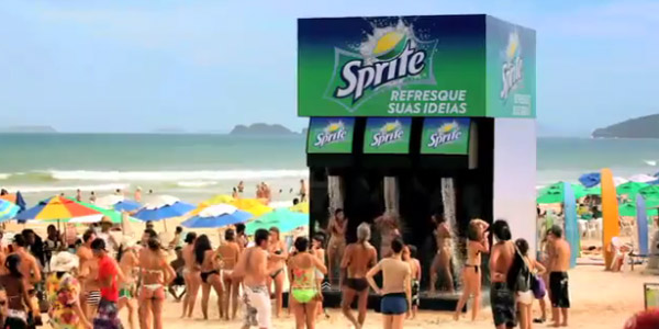 Sur la plage de Rio, on se douche au Sprite