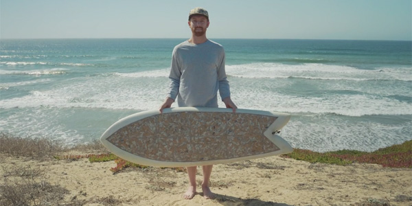 Il construit un surf en mégots pour dénoncer la pollution