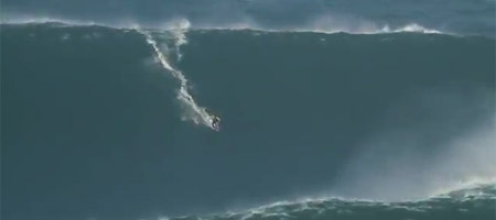 Un surfeur sur la plus grosse vague du monde