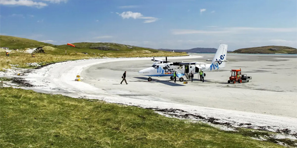 Sur l'île écossaise de Barra, la plage est aussi un aérodrome