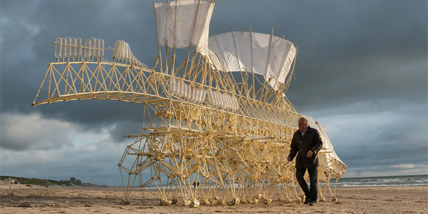 Theo Jansen, le sculpteur poète qui joue avec le vent