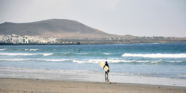 Surfer à Lanzarote : le spot espagnol