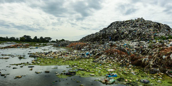 La malédiction de la pollution textile sur les plages d'Accra