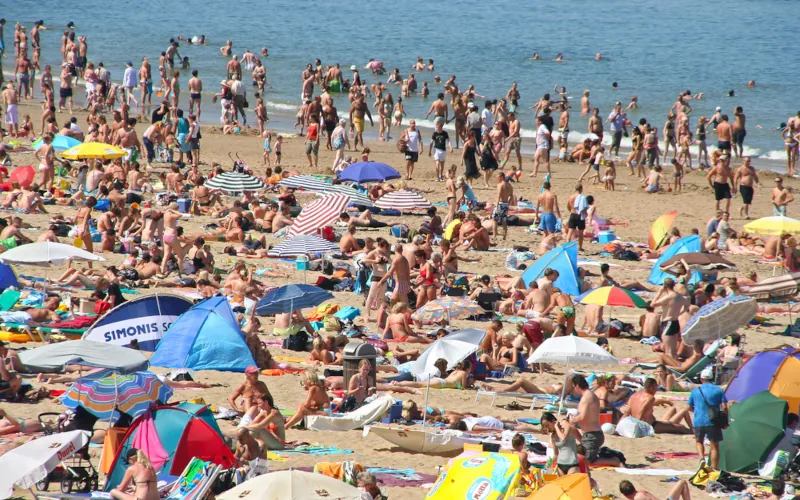 La plage, ou la société presque nue
