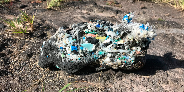 Le plastiglomérat, une roche née de la pollution plastique