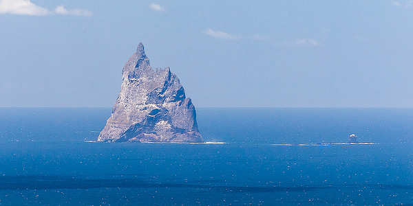 L'étonnante Pyramide de Ball, une île inhospitalière