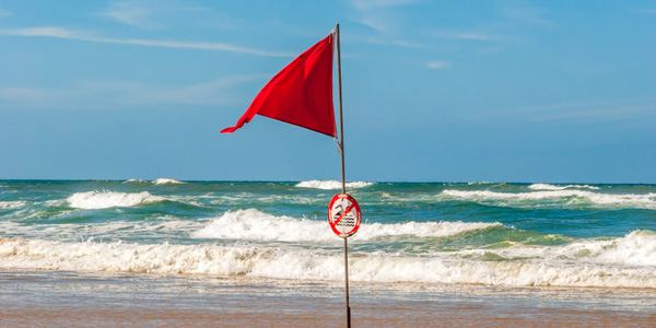 Les drapeaux de plage et leur code couleur